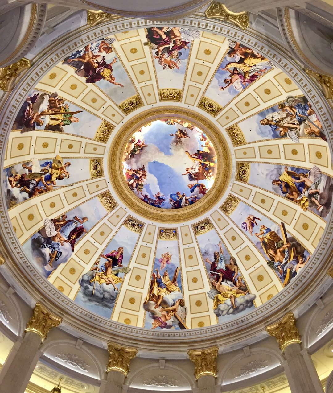 Umweltfreundliche Hotel-Architektur mit Grünflächen